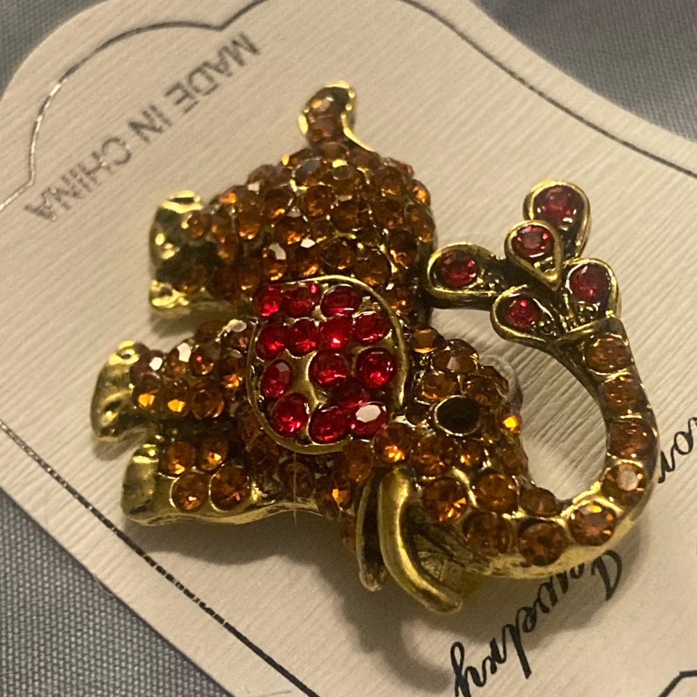 Sparkling Elephant Brooch - Picture 3 of 3
